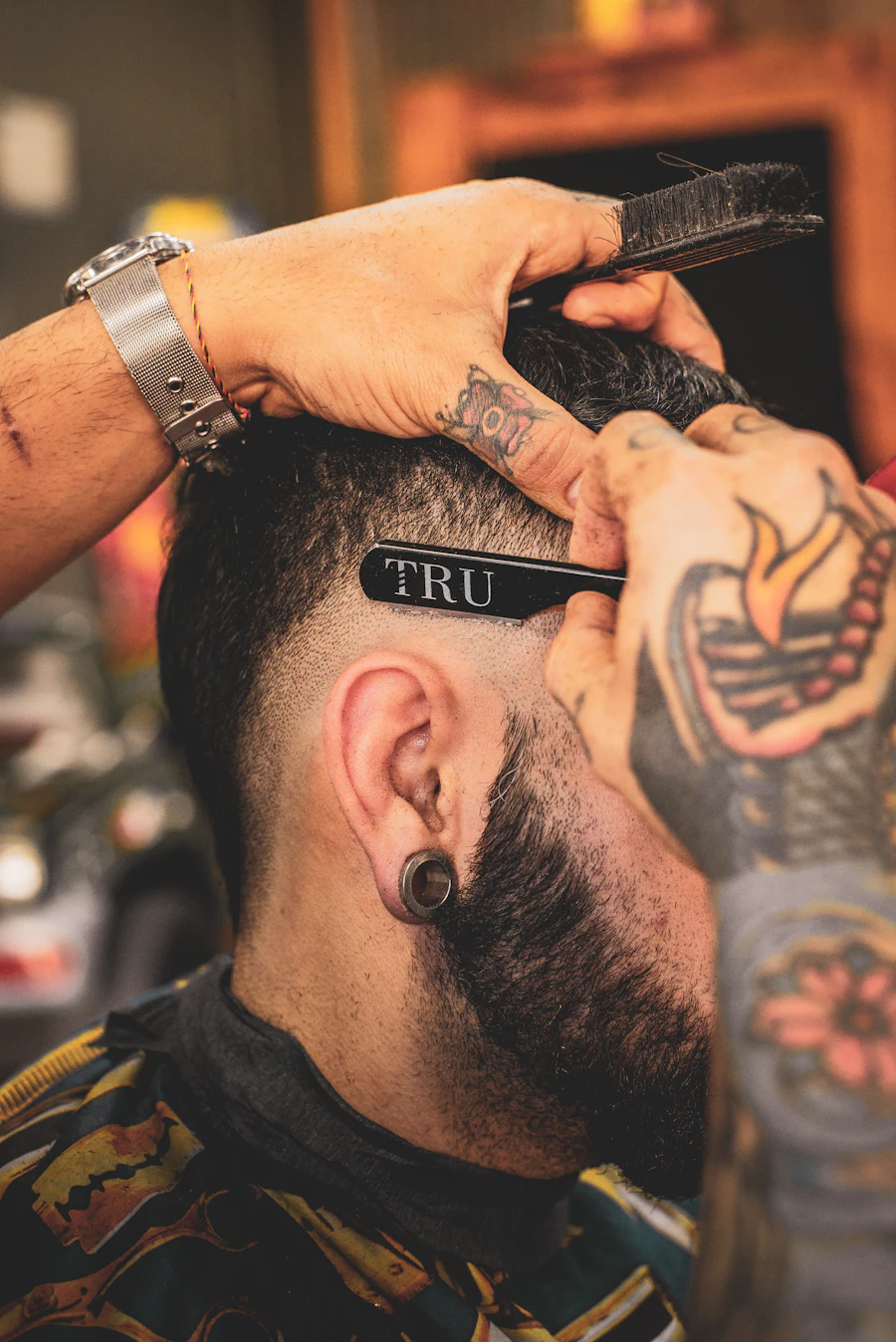 Barbero afeitando con navaja a un cliente