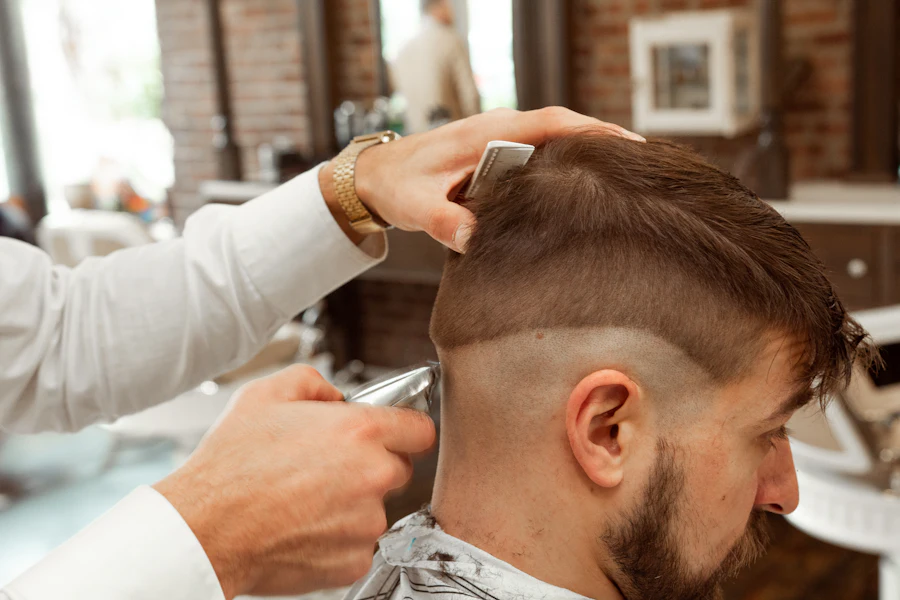 Barbero cortando el pelo a un cliente