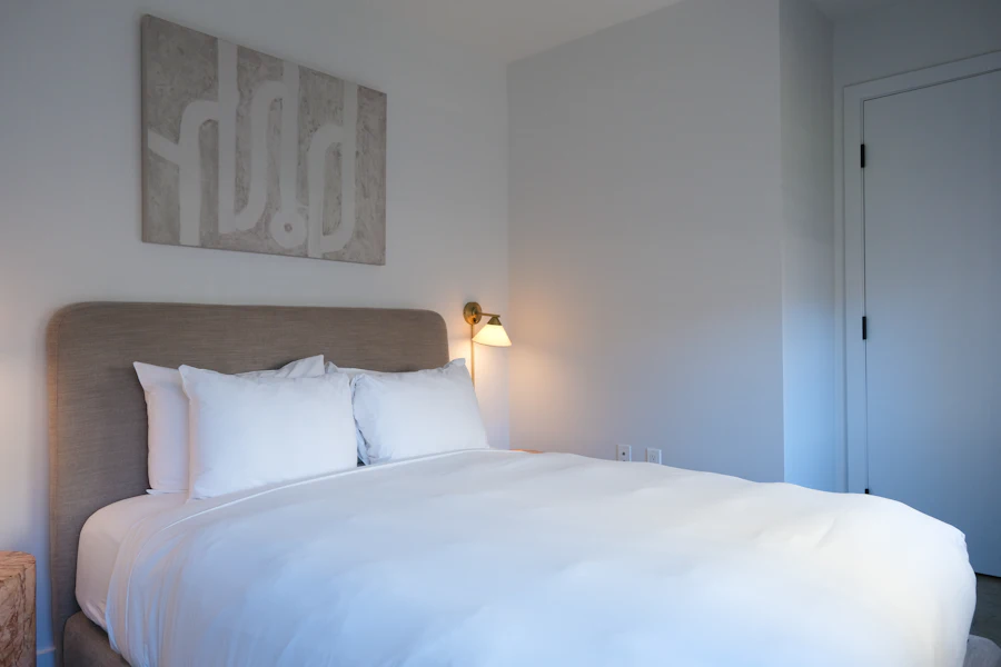 Dormitorio con ropa de cama blanca