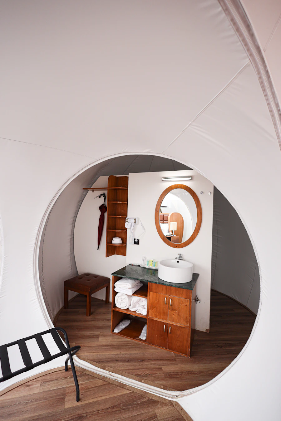Baño moderno con lavabo y espejo