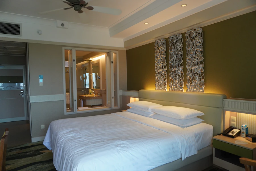 Habitación con cama grande y luz natural