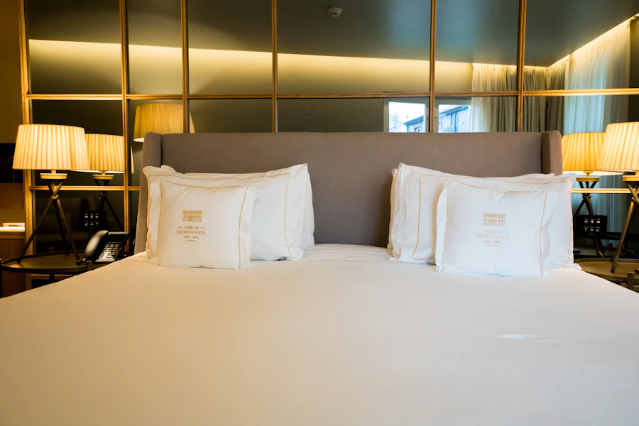 Cama bien hecha con almohadas blancas