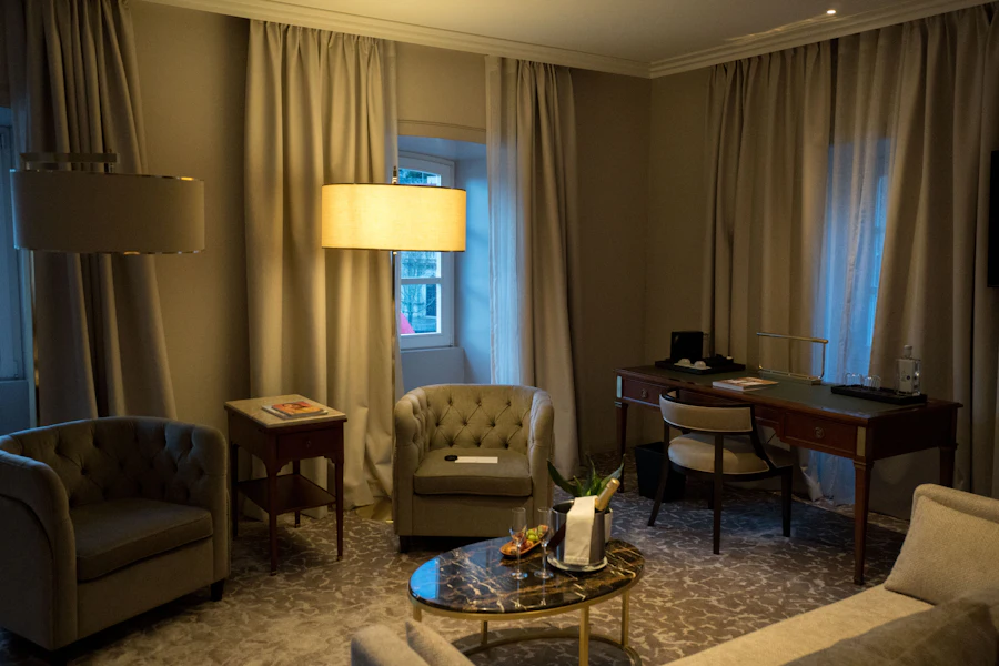 Habitación con zona de estar y escritorio