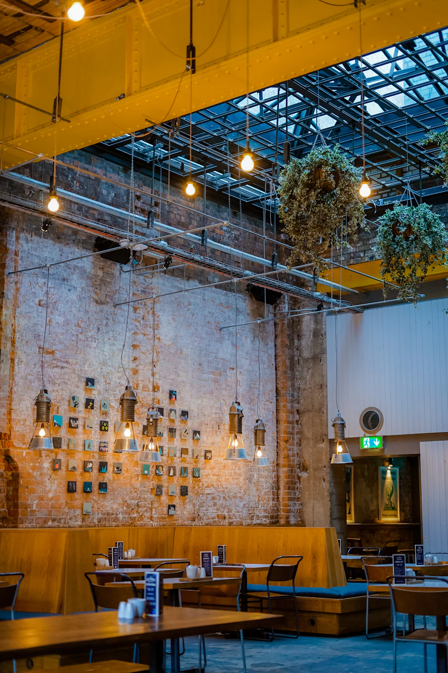 Comedor del restaurante con plantas colgantes
