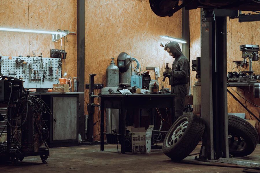 Técnico usando una máquina en el taller