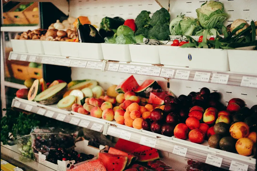 Estantería de una tienda con frutas y verduras frescas